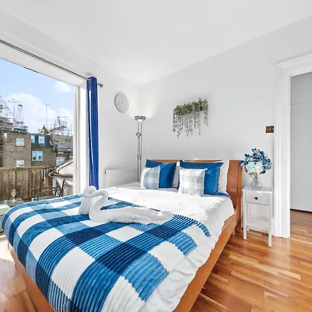 Balcony Blue Theme 1 Bedroom Central London Luxury Flat Near Hyde Park! Accommodates Up To 6! Double Sofa Bed And Next To Station!